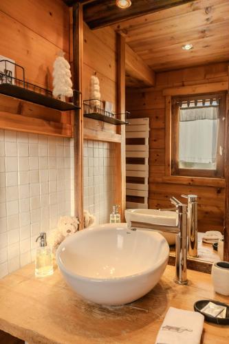 La salle de bains est pourvue d'un grand lavabo blanc sur un comptoir. dans l'établissement Appartement LAPRESKI, spacieux proche Lac d'Annecy, Les Aravis,randonnées Montagne,, à Thônes
