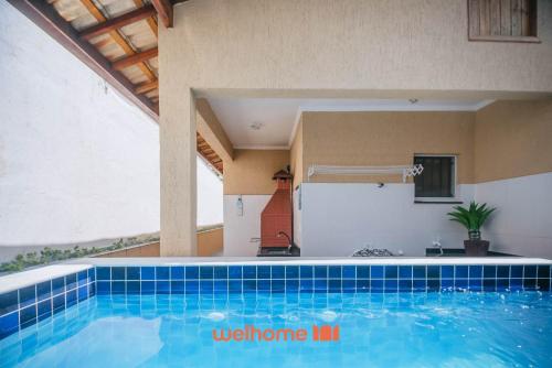 a swimming pool in the middle of a house at Casa em Itanhaém com piscina a 5 minutos da praia in Itanhaém