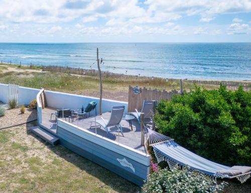 - un bateau bleu avec des hamacs et l'océan dans l'établissement Villa Les Brisants - Oléron - vue mer & accès plage, à Saint-Pierre-dʼOléron