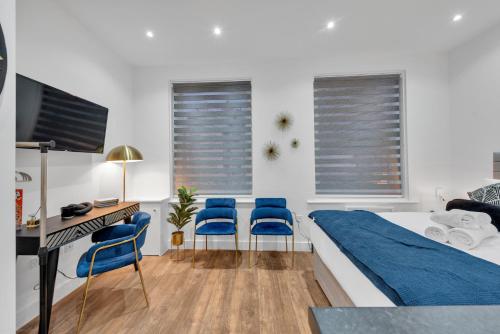 Ένα ή περισσότερα κρεβάτια σε δωμάτιο στο Compact Living, Tiny Studio with Workspace