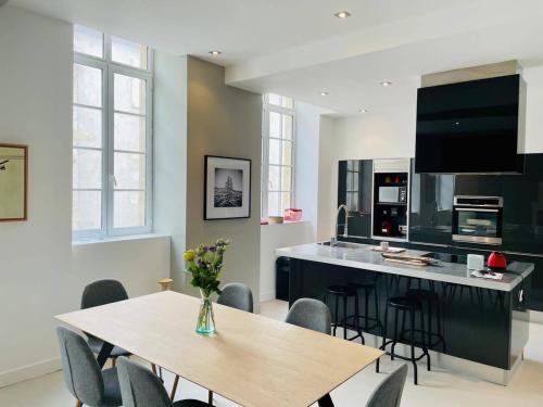 Photo de la galerie de l'établissement Hotel Particulier Refait a Neuf Hypercentre - Wifi, à La Rochelle