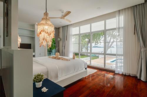 Postel nebo postele na pokoji v ubytování Seaside Bliss Beach Villa Rawai