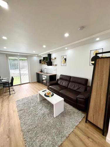 un salon avec un canapé et une table basse dans l'établissement Luxurino Résidence 4, à Launaguet