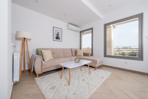 a living room with a couch and a table at Immense appartement 6pièces au Golf in El Mouradia