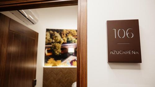 a sign on the door of a hotel at Hostal Central Marmolejo in Marmolejo