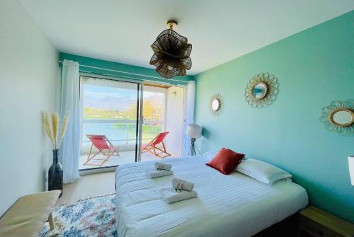 a bedroom with a bed with a view of the water at Le Cottage du Lac, centre ville, LR124 in La Rochelle
