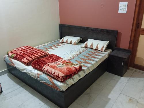 Ένα ή περισσότερα κρεβάτια σε δωμάτιο στο HGRD Guest House & Restaurant
