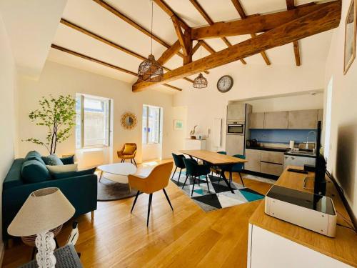 un salon avec un canapé et une table dans l'établissement La Chaloupe - Terrasse et Wifi, à La Rochelle