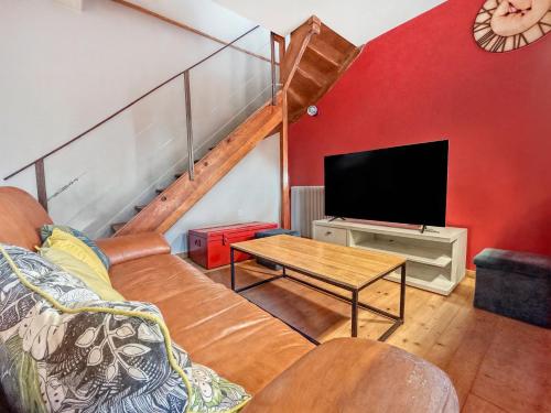 un salon avec un canapé et une télévision à écran plat dans l'établissement T4 Centre Ville Grande Terrasse, à Agen