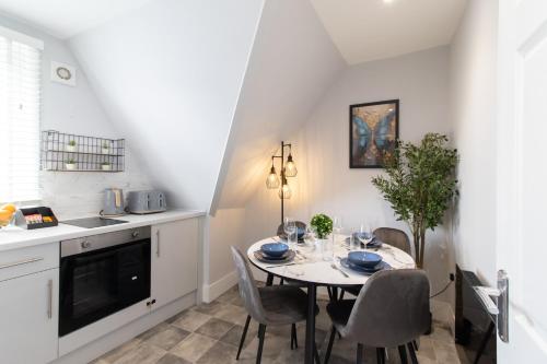 a kitchen and dining room with a table and chairs at Open Mind Property - Luxurious & Cosy Flat in Portsmouth