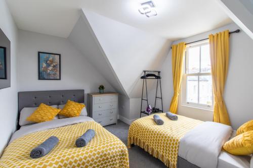 a bedroom with two beds and a window at Open Mind Property - Luxurious & Cosy Flat in Portsmouth