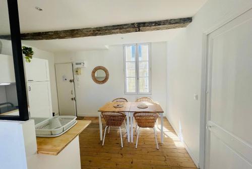 une salle à manger avec une table et des chaises dans l'établissement Le Grand Minage - Hypercentre Wifi, à La Rochelle