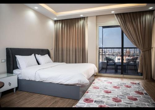 Un dormitorio con una cama grande y un balcón. en Luxury apartment in cairo, en El Cairo