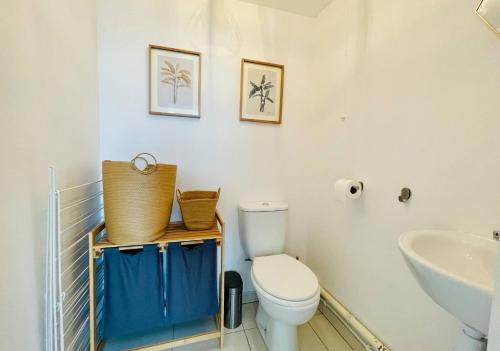 une salle de bain avec toilettes et lavabo dans l'établissement L Echappee Rochelaise - Hypercentre Parking Prive, à La Rochelle