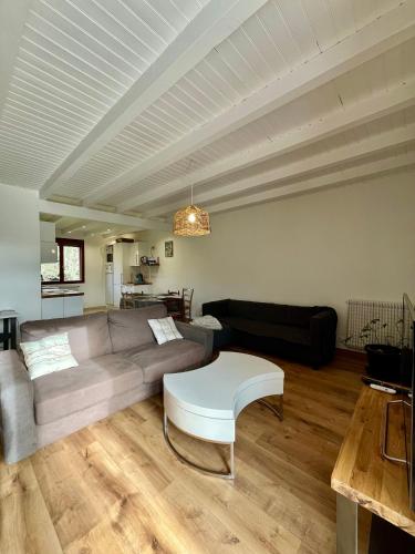 Posezení v ubytování Maison lumineuse Route de Boisseuil- DABNB