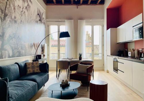 un salon avec un canapé et une table dans l'établissement Le Logis Gargoulleau, à La Rochelle