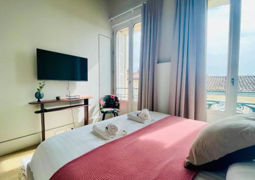 une chambre avec un lit avec une grande fenêtre dans l'établissement Le Logis Gargoulleau, à La Rochelle