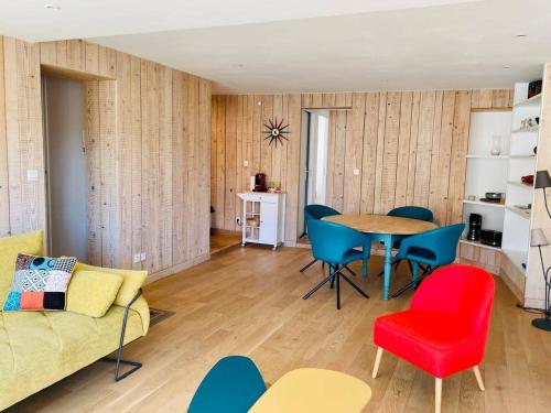 un salon avec un canapé, une table et des chaises dans l'établissement La Cabane - T3 Avec Terrasse Plein Centre Ville LR, à La Rochelle