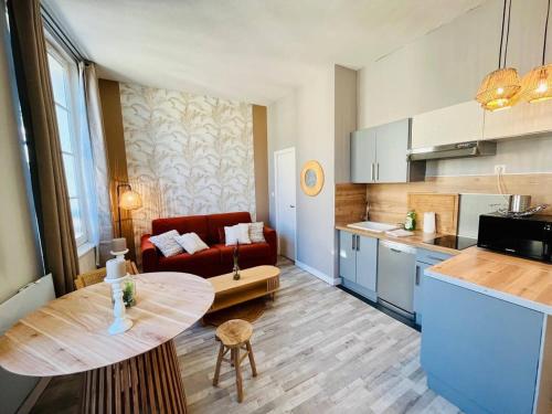 une cuisine et un salon avec une table et un canapé dans l'établissement Le Petit Marche - T2 Hypercentre - Wifi, à La Rochelle
