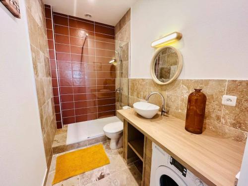 une salle de bain avec toilettes, lavabo et miroir dans l'établissement Le Petit Marche - T2 Hypercentre - Wifi, à La Rochelle