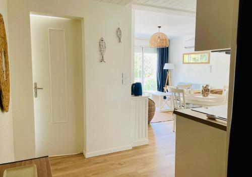 une cuisine avec une porte blanche et une salle à manger dans l'établissement L Escapade Rochelaise - Wifi & Balcon, à La Rochelle