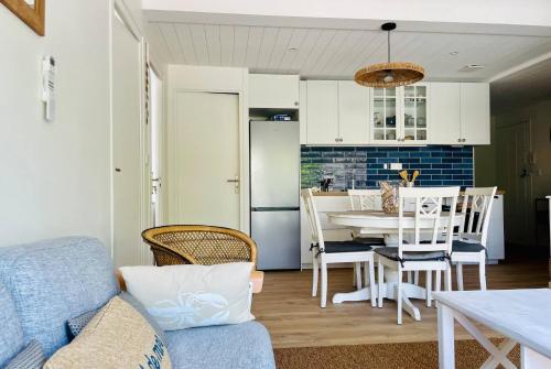 une cuisine et un salon avec une table et des chaises dans l'établissement L Escapade Rochelaise - Wifi & Balcon, à La Rochelle