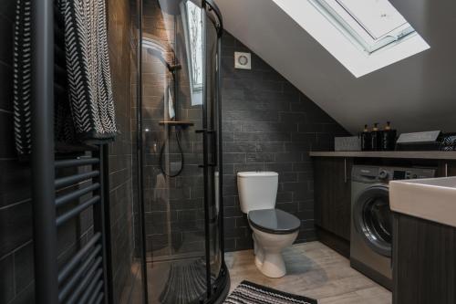 a bathroom with a shower and a toilet and a sink at Oak View Lodge - Deluxe Master Studio near Ipswich & Woodbridge in Playford