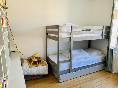 une chambre avec deux lits superposés dans l'établissement Maison 3 chambres avec cour privative, à La Rochelle