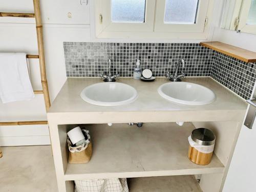 La salle de bains est pourvue de 2 lavabos et d'un comptoir. dans l'établissement Maison 3 chambres avec cour privative, à La Rochelle