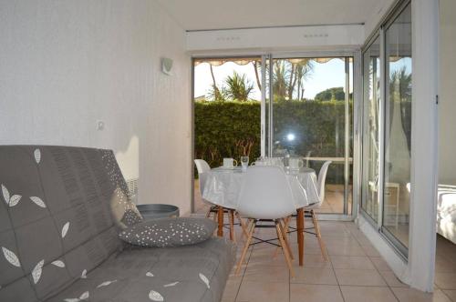 une salle à manger avec une table et des chaises sur un patio dans l'établissement Appartement 2 pièces 4 couchages SAINT CYPRIEN SC140-E95, à Saint Cyprien Plage