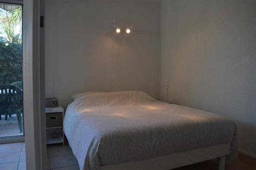 une petite chambre avec un lit et une fenêtre dans l'établissement Appartement 2 pièces 4 couchages SAINT CYPRIEN SC140-E95, à Saint Cyprien Plage