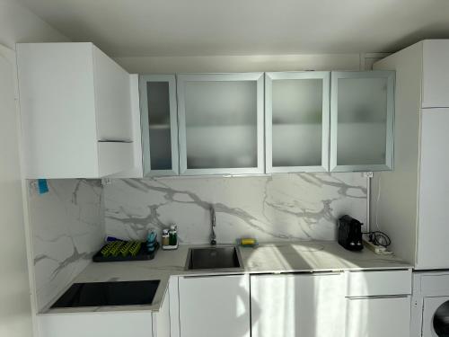 Dapur atau dapur kecil di Room with 360° view overlooking Lake Geneva and Alps
