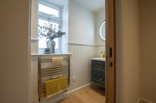 un bagno con lavandino e finestra di The Horse Box a Leyburn