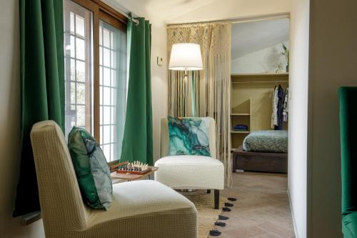 a living room with a bed and a mirror at Centro e Spiaggia malachite in Anguillara Sabazia