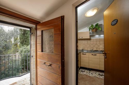 a kitchen with a door leading to a balcony at Centro e Spiaggia malachite in Anguillara Sabazia