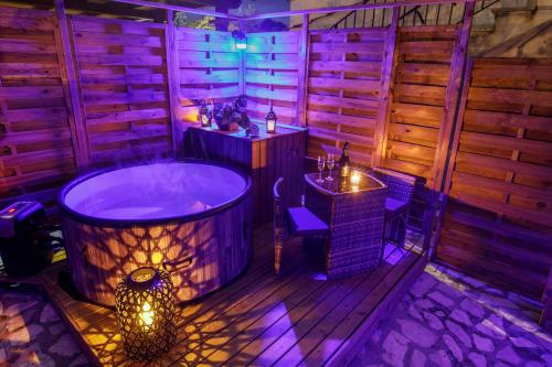a wooden bathroom with a tub and a table and chairs at Centro e Spiaggia malachite in Anguillara Sabazia