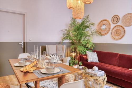 un salon avec une table et un canapé rouge dans l'établissement 8 rue fleuriau avec cour privative, à La Rochelle