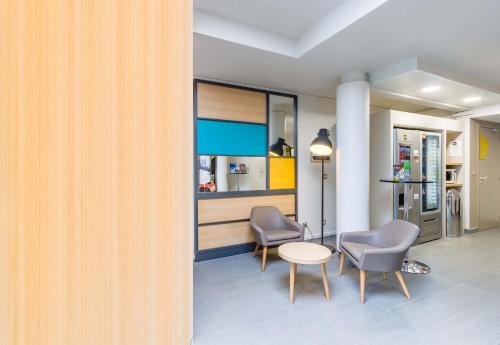 Coin salon dans l'établissement B&B HOTEL Tours Nord 2 La petite Arche