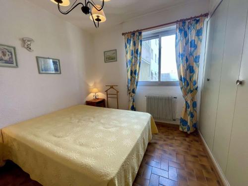 une chambre avec un lit et une fenêtre dans l'établissement Appartement 2 pièces cabine 6 couchages ST CYPRIEN PLAGE SC220-007, à Saint Cyprien Plage