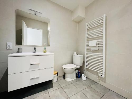 une salle de bain avec un lavabo blanc et des toilettes dans l'établissement La Fonderie 1er etage - Centre Ville La Rochelle Wifi, à La Rochelle