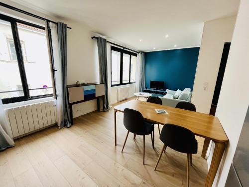 un salon avec une table et des chaises de salle à manger dans l'établissement La Fonderie 1er etage - Centre Ville La Rochelle Wifi, à La Rochelle