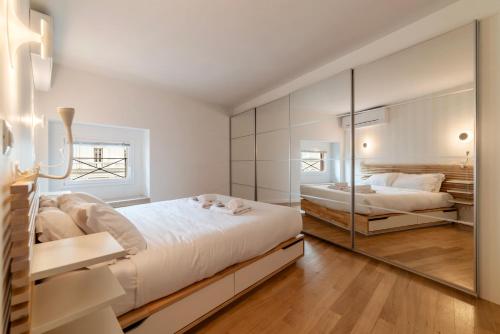Luxury 3 beds 3 baths, few steps from city center