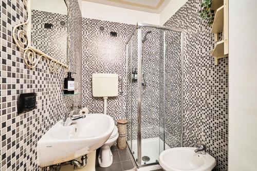 a bathroom with a sink and a shower at The Peaceful Apartament Close to Milan in Trezzano sul Naviglio