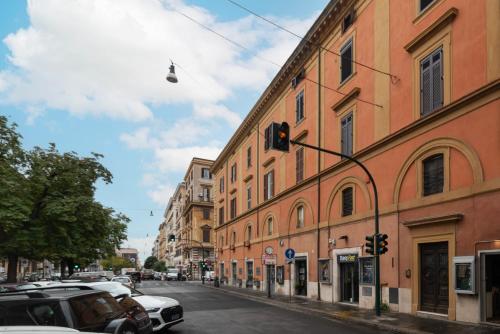 Luxury 3 beds 3 baths, few steps from city center