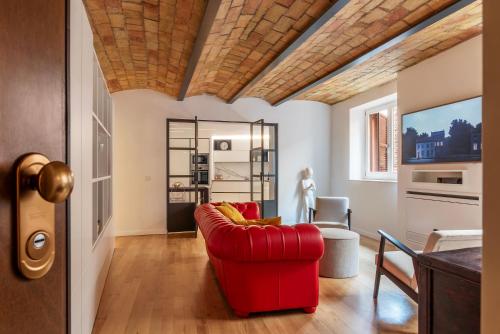 Luxury 3 beds 3 baths, few steps from city center