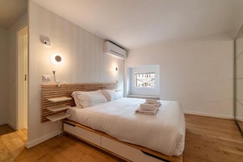Luxury 3 beds 3 baths, few steps from city center