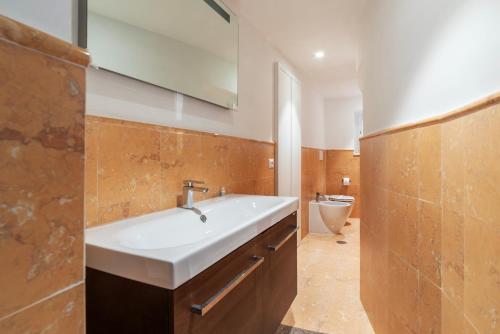 Luxury 3 beds 3 baths, few steps from city center