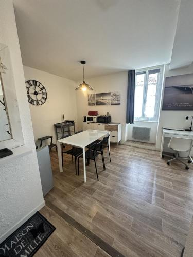 un salon avec une table et des chaises blanches dans l'établissement Coeur de ville - studio pour 2 personnes, à La Rochelle