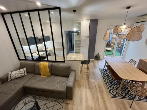 un salon avec un canapé et une table dans l'établissement Centre ville - t2 de standing, à La Rochelle