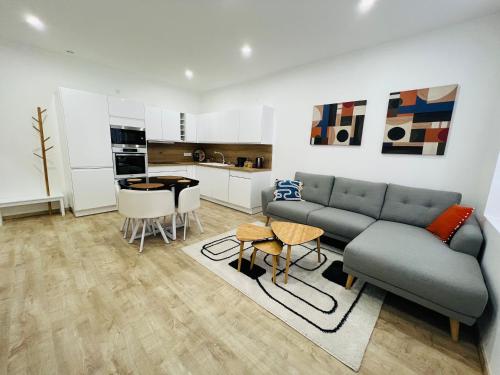 un salon avec un canapé et une table dans l'établissement Appartement Moderne Centre-Ville, à Saint-Étienne
